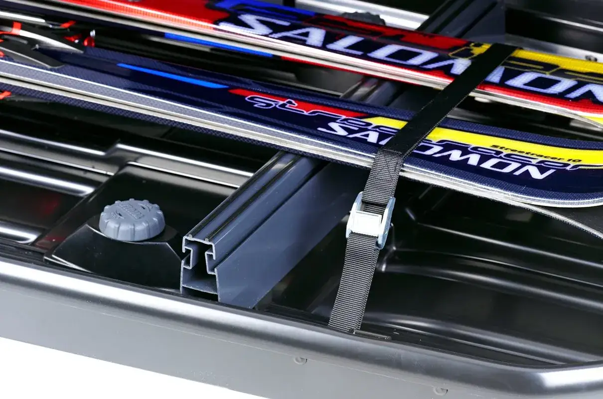 Skidor s&auml;kert surrade i en Thule Force XT Alpine takbox.