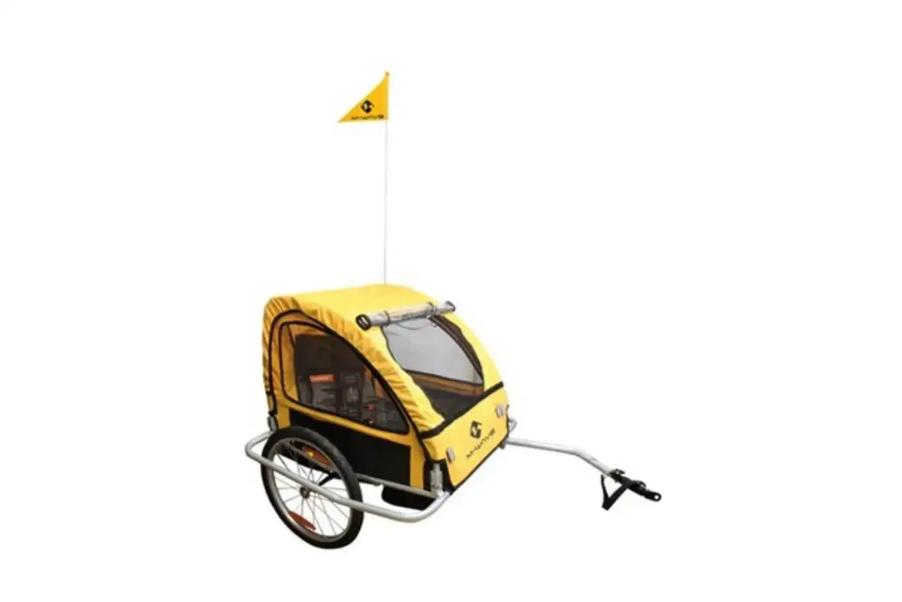 Gul cykelvagn med flagga, redo f&ouml;r &auml;ventyr med barnen. Perfekt f&ouml;r familjens utflykter!