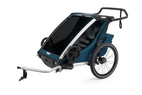 En blå Thule Chariot Cross 2 barnvagn med cykelkoppling. Perfekt för aktiva familjer som vill ta med barnen på äventyr.