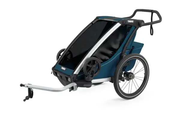 Blå barnvagn från Thule, perfekt för alla väder. Detta Thule regnskydd håller barnen torra.