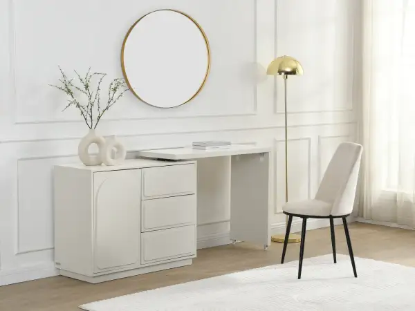 Vitt sminkbord med utdragbar skiva, guldig spegel och golvlampa. Perfekt sminkbord inspo för ett stilrent hem.