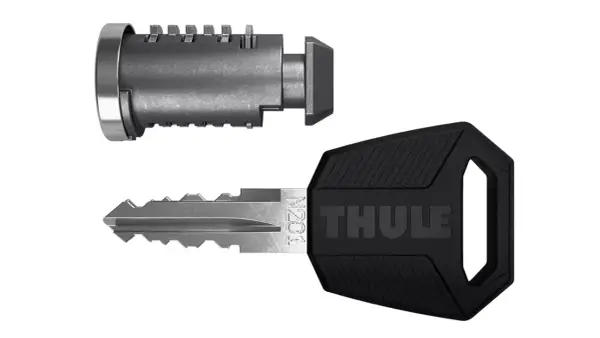 Ett Thule lås och en nyckel med Thule-logotyp. Säkerhet för dina äventyr.