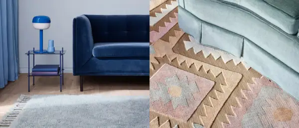 En mjuk, ljusblå matta med fransar ligger framför en mörkblå sammetssoffa. Bredvid syns en mönstrad matta med geometriska former i rosa, beige och grått, som matchar en ljusblå soffa.