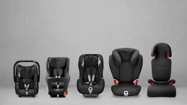 Fem bilbarnstolar i olika storlek, från minsta babystolen till största bältesstolen.