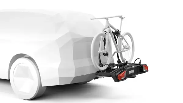 En vit cykel på en svart cykelhållare, ett smart thule tillbehör, monterad på en vit bil.
