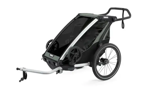 En grå och svart Thule cykelvagn med stora hjul och dragstång. Perfekt för äventyr med barnen.